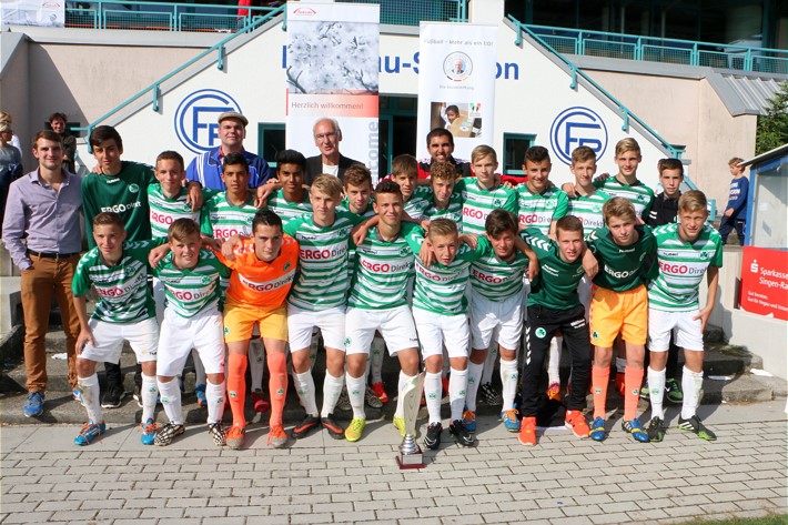 Hier die Siegermannschaft des DFB Benefizturniers "Kinder spielen für Kinder" das U 15 Team der Spvgg. Greuther Fürth Hier die Siegermannschaft des DFB Benefizturniers "Kinder spielen für Kinder" das U 15 Team der Spvgg. Greuther Fürth
